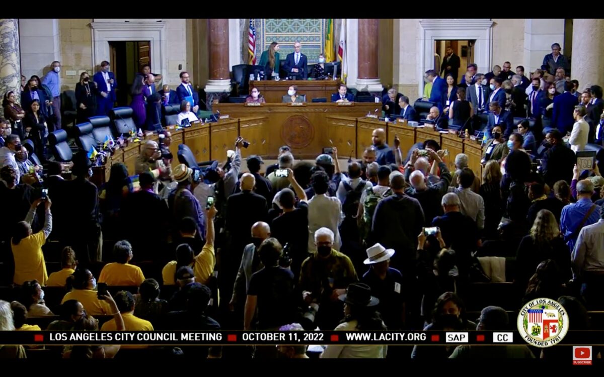 Sau sự kiện rò rỉ cuộc trò chuyện mang tính phân biệt chủng tộc giữa Chủ tịch hội đồng Nury Martinez và ba quan chức địa phương khác hôm 09/10/2022, những người biểu tình đã tràn ngập Tòa thị chính Los Angeles trong cuộc họp thường kỳ của Hội đồng thành phố ở Los Angeles, hôm 11/10/2022. (Ảnh chụp màn hình qua YouTube/LACityClerk)