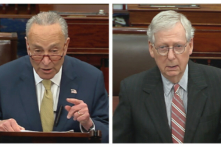 (Trái) Lãnh đạo Đa số Thượng viện Chuck Schumer (Dân Chủ-New York) nói chuyện trong phòng họp Thượng viện tại Điện Capitol ở Hoa Thịnh Đốn hôm 25/05/2022. (Phải) Lãnh đạo Thiểu số Thượng viện Mitch McConnell (Cộng Hòa-Kentucky) trình bày trước phòng họp Thượng viện tại Điện Capitol ở Hoa Thịnh Đốn hôm 25/05/2022. (Ảnh: Senate Television qua AP)