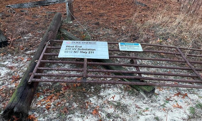 Cổng vào trạm biến áp Duke Energy West End ở Quận Moore, North Carolina, hôm 04/12/2022. (Ảnh: John Nagy/The Pilot qua AP)