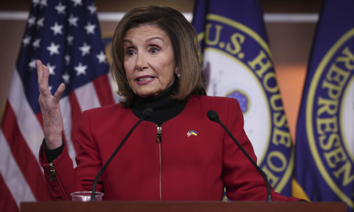 Chủ tịch Hạ viện Nancy Pelosi (Dân Chủ-California) hồi đáp các nghi vấn trong cuộc họp báo hàng tuần của bà tại Điện Capitol Hoa Kỳ ở Hoa Thịnh Đốn hôm 15/12/2022. (Ảnh: Win McNamee/Getty Images)