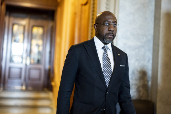 Thượng nghị sĩ Raphael Warnock (Dân Chủ-Georgia) bước ra khỏi Phòng Thượng viện trong một loạt cuộc bỏ phiếu tại Tòa nhà Quốc hội Hoa Kỳ ở Hoa Thịnh Đốn vào ngày 11/05/2022. (Ảnh: Anna Moneymaker/Getty Images)