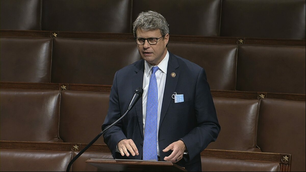 Dân biểu Bill Huizenga (Cộng Hòa-Michigan) nói tại Hạ viện tại Điện Capitol Hoa Kỳ ở Hoa Thịnh Đốn hôm 23/04/2020. (Ảnh: Truyền hình Hạ viện qua AP)