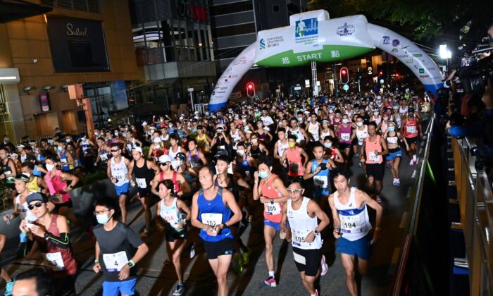 Cuộc chạy đua marathon của Standard Chartered 2021 bắt đầu tại Hồng Kông, hôm 24/10/2021. (Ảnh: Sung Pi-lung/The Epoch Times)