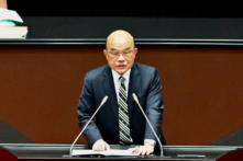Thủ tướng Đài Loan Tô Trinh Xương (Su Tseng-chang) trình bày trong phiên họp về cuộc khủng hoảng giữa Nga và Ukraine, tại Quốc hội ở Đài Bắc, Đài Loan, hôm 01/03/2022. (Ảnh: Sam Yeh/AFP qua Getty Images)