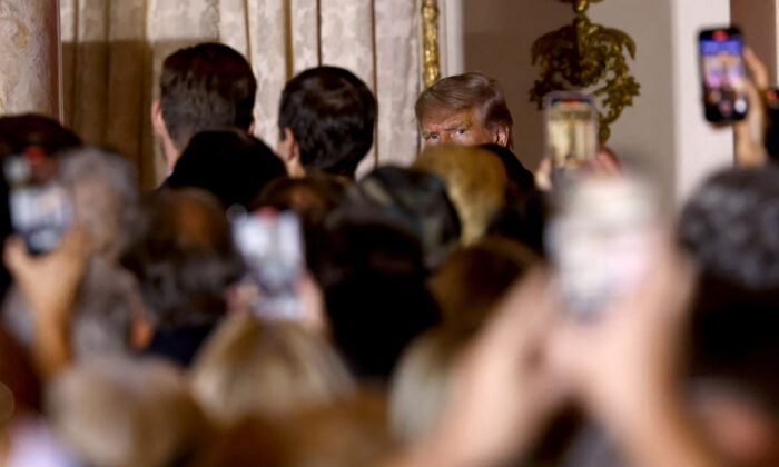 Cựu Tổng thống Hoa Kỳ Donald Trump rời đi sau khi diễn thuyết tại Câu lạc bộ Mar-a-Lago ở Palm Beach, Florida, hôm 15/11/2022. (Ảnh: Alon Skuy/AFP/Getty Images)