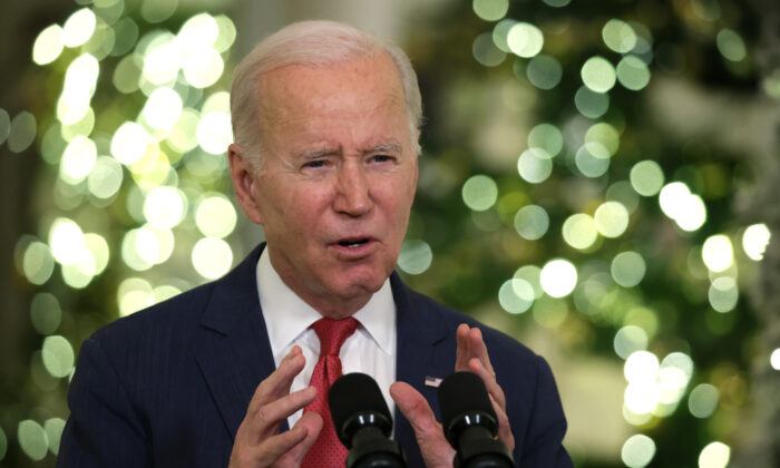 Tổng thống Joe Biden diễn thuyết tại Hoa Thịnh Đốn, hôm 22/12/2022. (Ảnh: Alex Wong/Getty Images)