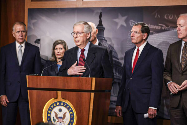 Lãnh đạo Thiểu số Thượng viện Mitch McConnell (Cộng Hòa-Kentucky) (giữa) nói chuyện với các phóng viên khi các thượng nghị sĩ khác đứng bên cạnh, tại Hoa Thịnh Đốn, hôm 22/09/2021. (Ảnh: Anna Moneymaker/Getty Images)