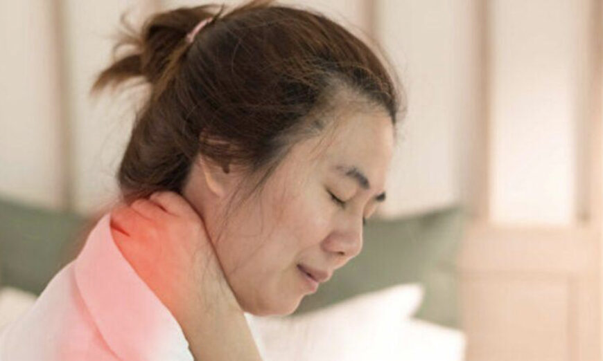 Trong cuộc sống hàng ngày, chúng ta thường thấy một số người khi cúi đầu xuống thì xuất hiện một khối phồng sau gáy, thường gọi là “vai trâu.” (Ảnh: Shutterstock)