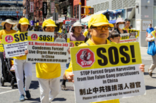 Các học viên Pháp Luân Công tham gia cuộc diễn hành đánh dấu 23 năm môn tu luyện tinh thần này bị đàn áp ở Trung Quốc, tại khu Chinatown của New York hôm 10/07/2022. (Ảnh: Chung I Ho/The Epoch Times)