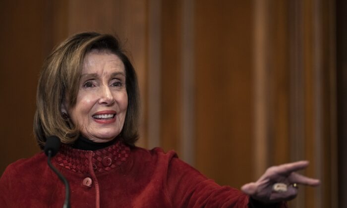 Chủ tịch Hạ viện Nancy Pelosi (Dân Chủ-California) tại Hoa Thịnh Đốn hôm 22/12/2022. (Ảnh: Drew Angerer/Getty Images)