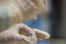 Một nhân viên y tế chuẩn bị các liều vaccine COVID-19 của Pfizer ở Portland, Oregon, trong một bức ảnh tư liệu. (Ảnh: Nathan Howard/Getty Images)