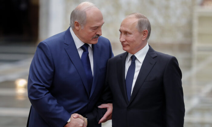 Tổng thống Belarus Alexander Lukashenko (trái) chào đón người đồng cấp Nga Vladimir Putin (phải) trước hội nghị thượng đỉnh Tổ chức Hiệp ước An ninh Tập thể (CSTO) tại Minsk vào ngày 30/11/2017. (Ảnh: Mikhail Metzel/AFP qua Getty Images)