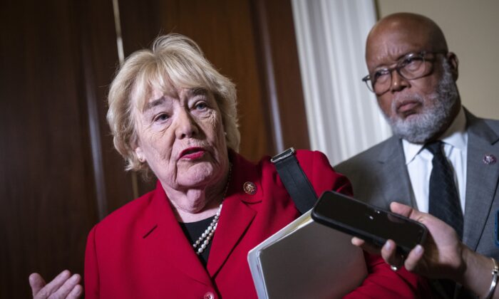 Dân biểu Zoe Lofgren (Dân Chủ-California) nói với các phóng viên ở Hoa Thịnh Đốn hôm 14/01/2022. (Ảnh: Drew Angerer/Getty Images)