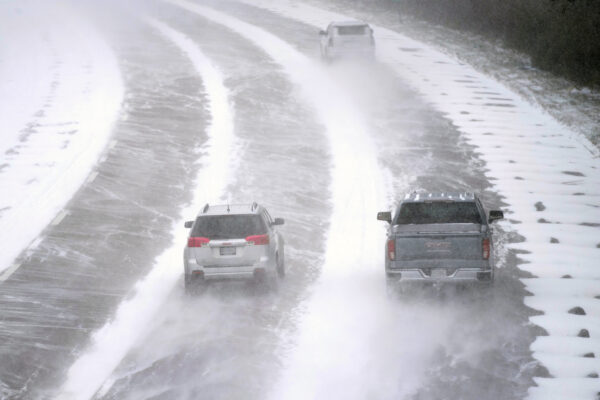Các phương tiện di chuyển dọc theo Xa lộ Liên bang 44 khi tuyết bắt đầu rơi và nhiệt độ giảm xuống ở St. Louis hôm 22/12/2022. (Ảnh: Jeff Roberson/AP Photo)