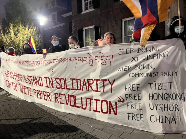 Hàng trăm người biểu tình tập trung tại Công viên Grange ở trung tâm thành phố Toronto hôm 03/12/2022, lên án chính sách “zero COVID” hà khắc của Bắc Kinh và cuộc đàn áp tàn bạo đối với các nhóm tôn giáo và dân tộc thiểu số. Người ta nhìn thấy những người biểu tình cầm một tấm biểu ngữ nói rằng họ “sát cánh cùng Cách mạng Giấy Trắng” ở Trung Quốc. (Ảnh: Gordon Yu/NTDTV)