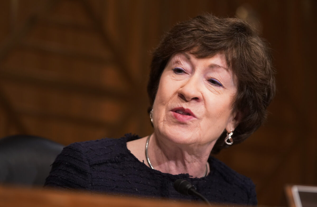 Thượng nghị sĩ Susan Collins (Cộng Hòa-Maine) trình bày trong phiên điều trần tại Capitol Hill ở Hoa Thịnh Đốn hôm 23/12/2021. (Ảnh: Leigh Vogel/Pool/AFP qua Getty Images)