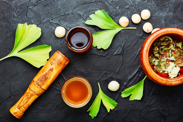 Bạch quả đã được xác định là có ít nhất 50 tác dụng sinh lý hữu ích khác nhau. (Ảnh: Ginkgo Biloba/Shutterstock)