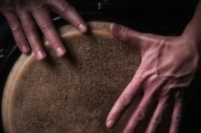 Đánh trống là một hình thức biểu đạt cơ bản của con người cũng như nói chuyện. (Ảnh: Shutterstock*)