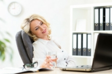 Uống đủ nước là một trong những điều quan trọng nhất bạn có thể làm để giúp làn da luôn tươi trẻ và rạng rỡ – cũng như duy trì hoạt động tối ưu của mọi cơ quan trong cơ thể. (Ảnh: Shutterstock)