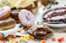 Đường có trong nhiều loại thực phẩm đã qua chế biến, và người Mỹ đang ăn trung bình khoảng 150 pound (68kg) đường trở lên mỗi năm. (Ảnh: Shutterstock)