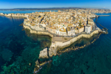 Bờ biển thị trấn Syracuse trên Đảo Ortigia, Sicily, Italia. (Ảnh: jankrikava/Shutterstock)
