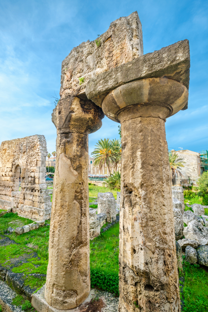 Tàn tích của Đền thờ Apollo theo kiến trúc doric cổ đại ở Syracuse, Sicily. (Ảnh: Andrei Nekrassov/Shutterstock)