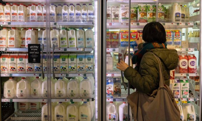 Các mặt hàng sữa tại một siêu thị ở Thành phố New York hôm 14/12/2022. (Ảnh: Yuki Iwamura/AFP/Getty Images)
