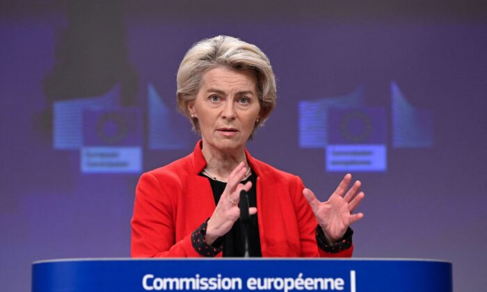 Chủ tịch Ủy ban u Châu Ursula von der Leyen tổ chức họp báo về REPowerEU: triển vọng nguồn cung cấp khí đốt cho EU vào năm 2023, tại trụ sở Hội đồng u Châu ở Brussels hôm 12/12/2022. (Ảnh: John Thys/AFP qua Getty Images)
