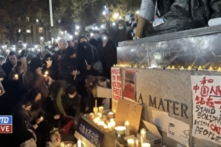 Sinh viên Trung Quốc đã tổ chức một cuộc tập hợp thể hiện sự ủng hộ với những người biểu tình ở Trung Quốc, tại Đại học Columbia ở New York hôm 28/11. (Ảnh: Đài truyền hình NTD)