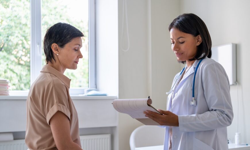 Nhạy cảm với gluten làm suy yếu các liên kết giữa các tế bào niêm mạc ruột non, tạo điều kiện cho các mảnh thức ăn hoặc các chất khác đi vào trong, khiến niêm mạc ruột bị viêm và có nhiều lỗ li ti. (Ảnh: Nata Bene/Shutterstock)