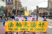 Các học viên Pháp Luân Công tham gia lễ diễn hành Tết Nguyên Đán ở Flushing, New York, hôm 21/01/2023. (Ảnh: Samira Bouaou/The Epoch Times)