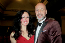 Cô Nicole Diamond và anh Graham Inglis có mặt tại buổi diễn của Đoàn Nghệ Thuật Biểu Diễn Shen Yun tại Edinburgh Playhouse hôm 11/01/2023. (Ảnh: Mary Mann/The Epoch Times)