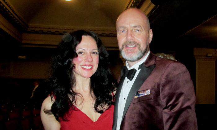 Cô Nicole Diamond và anh Graham Inglis có mặt tại buổi diễn của Đoàn Nghệ Thuật Biểu Diễn Shen Yun tại Edinburgh Playhouse hôm 11/01/2023. (Ảnh: Mary Mann/The Epoch Times)