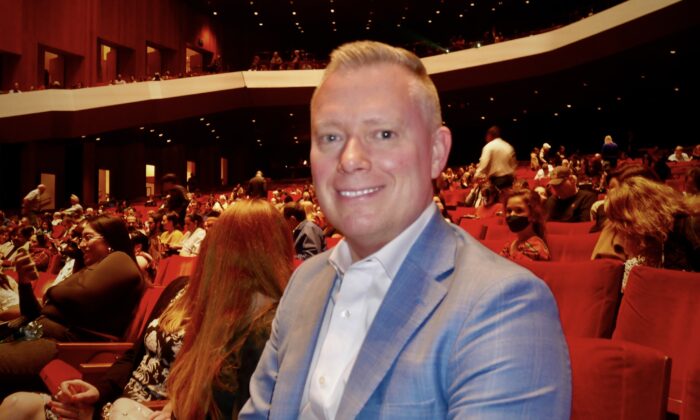 Ông Troy Chapman tại buổi biểu diễn của Đoàn Nghệ thuật Biểu diễn Shen Yun trong ngày đầu năm mới 2023 tại Nhà hát Jones Hall for the Performing Arts, thành phố Houston. (Ảnh: Sherry Dong/The Epoch Times)