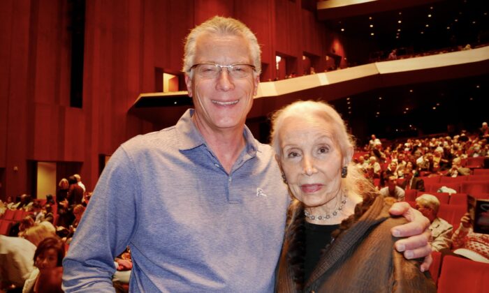 Ông Sloan Gunter và bà Sandra Hulse tham dự chương trình nghệ thuật biểu diễn Shen Yun tại Nhà hát Jones Hall for the Performing Arts, ở thành phố Houston, hôm 01/01/2023. (Ảnh: Sherry Dong/The Epoch Times)