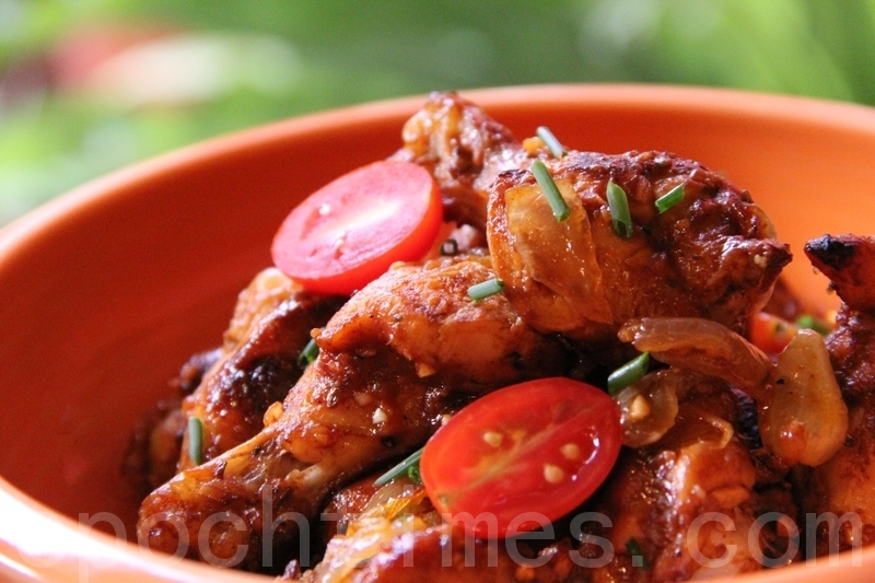 Thịt nướng là một món ăn đặc sắc ở miền nam Hoa Kỳ, nước sốt thịt ở từng địa phương cũng phát triển những nét độc đáo riêng. (Ảnh: ALEX / Epoch Times)