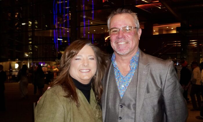 Bà Jana và ông Hank Slaughter thưởng thức Nghệ thuật Biểu diễn Shen Yun tại Nhà hát Opera Winspear ở Dallas hôm 14/01/2023 (Ảnh: Sally Sun/The Epoch Times)