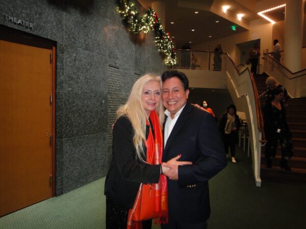 Hai bác sĩ Patricia Romaniuk và Aaron Tuckler tham dự buổi biểu diễn của Đoàn Nghệ thuật biểu diễn Shen Yun tại Trung tâm Adrienne Arsht ở thành phố Miami, vào tối ngày 29/12/2022. (Ảnh: Teng Dongyu/ The Epoch Times)