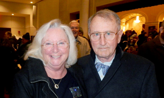 Bà Rose và ông Bob Kuchta thưởng thức Nghệ thuật Biểu diễn Shen Yun tại Nhà hát Hanover, ở Worcester, hôm 14/01/2023 (Ảnh: Weiyong Zhu/ The Epoch Times)