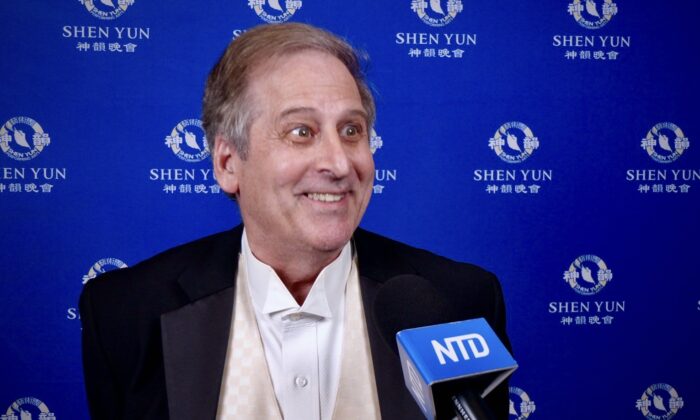 Bác sĩ Cary Fechter thưởng thức chương trình Nghệ thuật Biểu diễn Shen Yun tại Trung tâm Nghệ thuật Biểu diễn Bắc Charleston, hôm 03/01/2023. (Ảnh: Frank Xie/The Epoch Times)