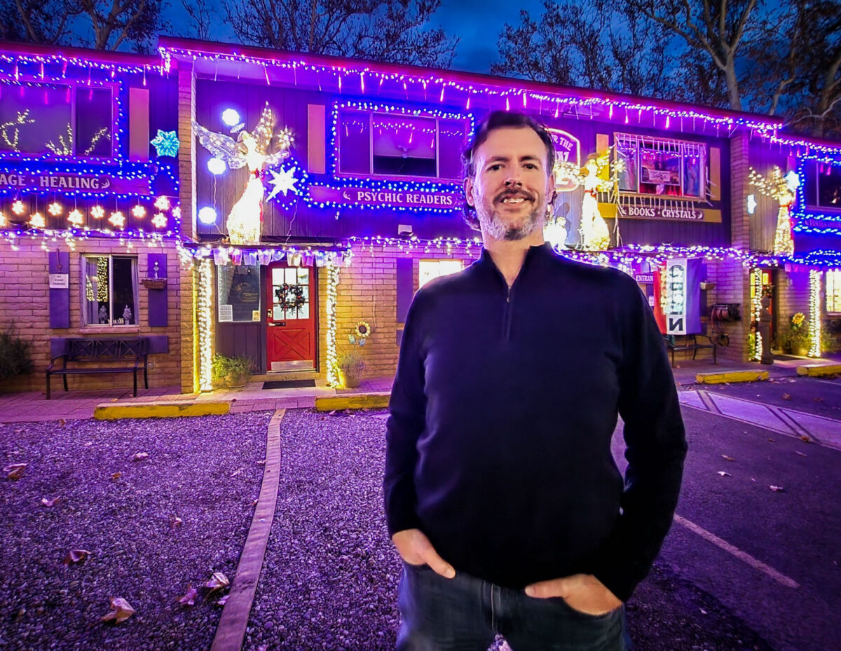 Ông Charley Lamson, nhà ngoại cảm ở thành phố Sedona, tiểu bang Arizona, đứng trước Trung tâm Thời đại Mới vào lúc hoàng hôn hôm 07/12/2022. (Ảnh: (Allan Stein/The Epoch Times)