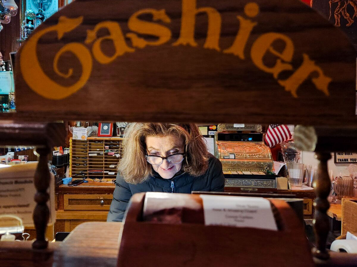 Quán rượu Carlson sẵn sàng nhập quỹ tiền mặt vào giờ đóng cửa. (Ảnh: Allan Stein/The Epoch Times)