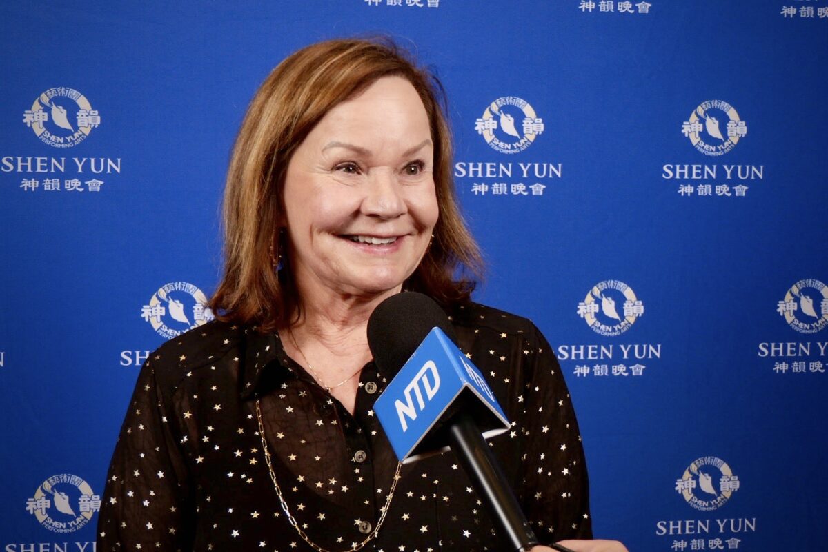 Bà Debbie Smith tại buổi biểu diễn của Đoàn Nghệ thuật Biểu diễn Shen Yun ở Trung tâm Nghệ thuật Biểu diễn Bắc Charleston, hôm 02/02/2023. (Ảnh: (Frank Xie/The Epoch Times))