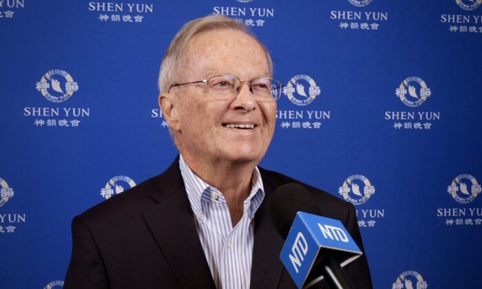 Ông Frank Iler tại buổi Biểu diễn Nghệ Thuật của Shen Yun ở Trung tâm Nghệ thuật Biểu diễn Bắc Charleston, hôm 02/01/2023 (Ảnh: Frank Xie, The Epoch Times)