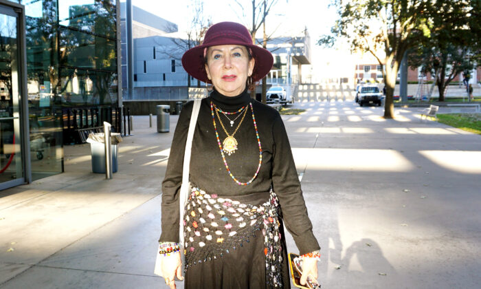 Bà Sheefa Stawski thưởng thức buổi biểu diễn Shen Yun tại Trung tâm Nghệ thuật Biểu diễn AT&T, vào chiều ngày 08/01/2023. (Ảnh: Nancy Ma/ The Epoch Times)