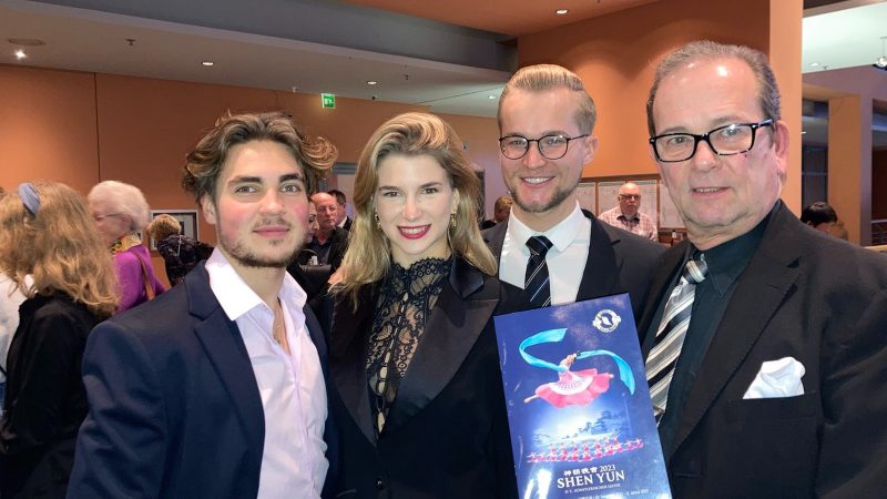 Từ trái qua phải: anh Erik Heer, cô Cindy Jörgens, ông Torge Wagner, và ông Peter Mangelsdorff tại Chương trình Biểu diễn Nghệ thuật Shen Yun vào đêm diễn ngày 29/12/2022 tại Berlin. (Ảnh: Nancy McDonnell/Epoch Times)