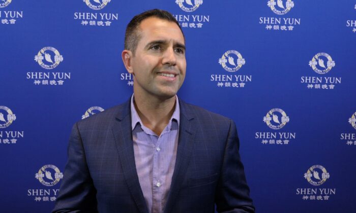 Dân biểu tiểu bang Florida Juan Fernandez-Barquin tham dự buổi biểu diễn của Đoàn Nghệ thuật Biểu diễn Shen Yun tại Nhà hát Adrienne Arsht Center, thành phố Miami, hôm 30/12/2022. (Ảnh: Đài truyền hình Tân Đường Nhân)