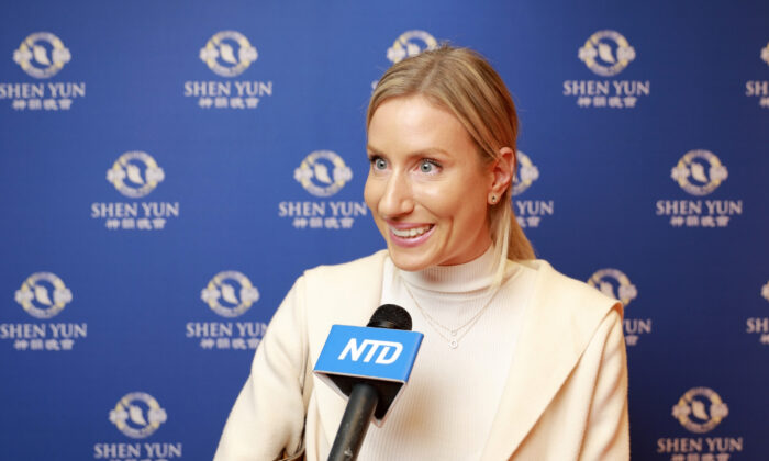 Bà Nora Sterchi thưởng thức buổi biểu diễn buổi tối của Shen Yun tại Theater de Beaulieu, hôm 17/01/2023. (Ảnh: Đài truyền hình NTD)