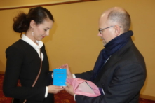 Bà Juanita và ông Jose Roy thưởng lãm buổi biểu diễn của Đoàn Nghệ thuật Biểu diễn Shen Yun tại Nhà hát Center for the Performing Arts, tại thành phố San Jose, vào hôm 01/01/2023. (Ảnh: Gary Wang/The Epoch Times)