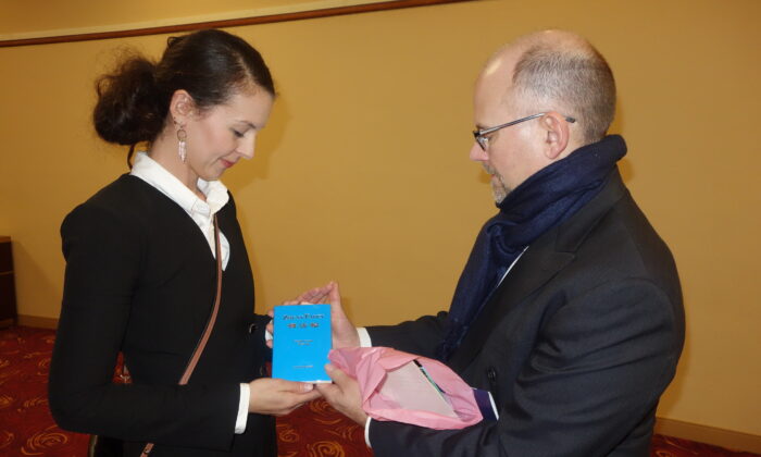 Bà Juanita và ông Jose Roy thưởng lãm buổi biểu diễn của Đoàn Nghệ thuật Biểu diễn Shen Yun tại Nhà hát Center for the Performing Arts, tại thành phố San Jose, vào hôm 01/01/2023. (Ảnh: Gary Wang/The Epoch Times)